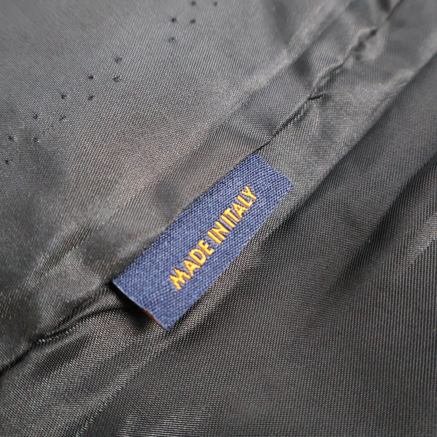 🅿️810 1v 25FW hooded fringed denim jacket. Purchased from ZP for the first time. The vintage siro jacquard sheer fabric is washed and polished with sand and gravel to form an aged texture. The color is too natural. The whole dress does not cut corners. The minimum size is 3 pounds. Heavy jacquard fringe craftsmanship creates the ultimate artistic sense. You can see how complex the craftsmanship of this dress is when you look at the actual thing. The leather tag on the hem has an iron mold pattern in the same color, and it is made of genuine first-layer cowhide suede, which distinguishes it from the vague versions on the market. The lacquered copper bright lettering is clear and delicate, environmentally friendly, fixed and spray-dyed. The sewing tube inside the clothes is hemmed with threads. The workmanship is fine and perfectly restored. It beats all versions on the market instantly. Size:46-48-50-52
